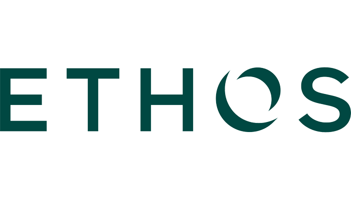 Logotipo del programa de televisión Ethos con letras verdes y un símbolo circular en la letra 'O'.