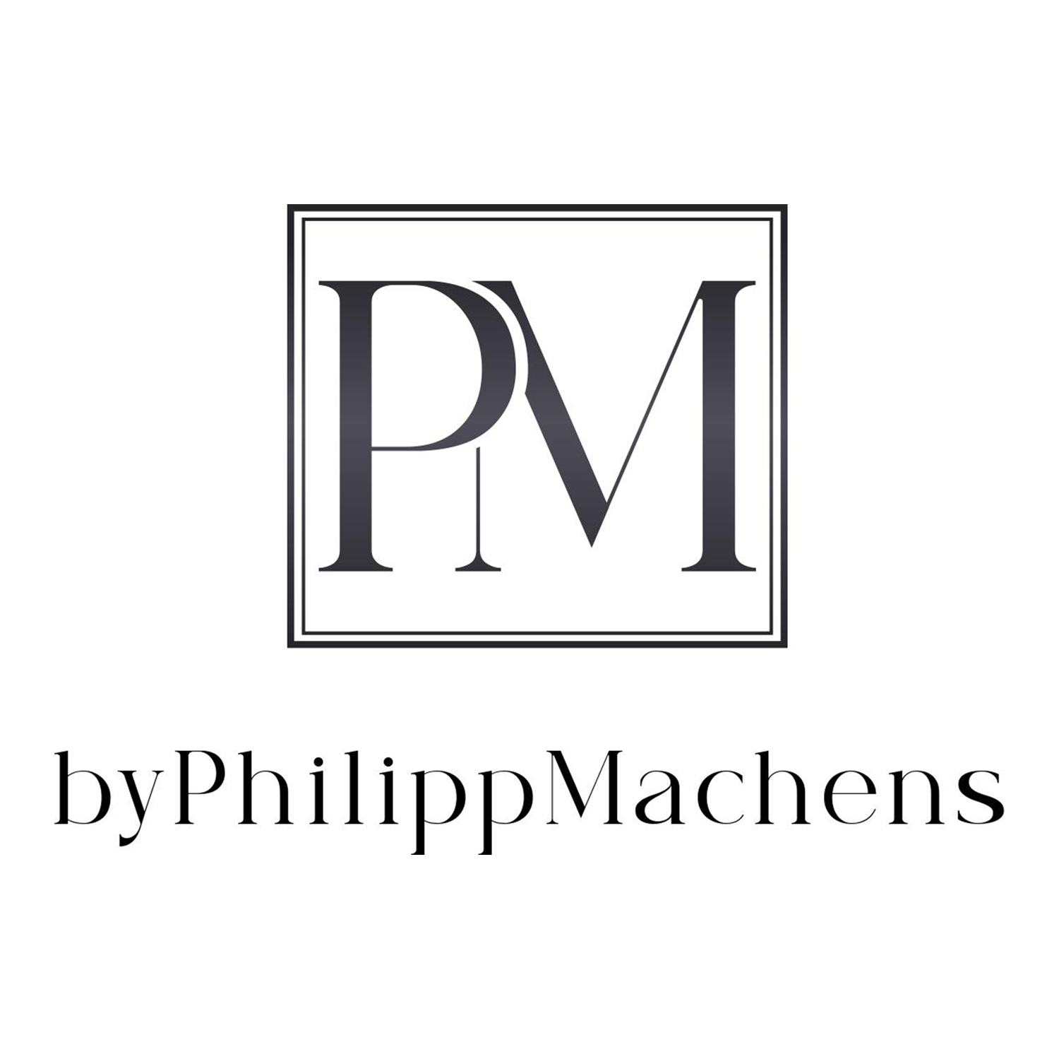 Ein Logo mit den Buchstaben P und M in schwarzer Schrift innerhalb eines Rechtecks, darunter der Text »byPhilippMachens«. Der Hintergrund ist weiß.