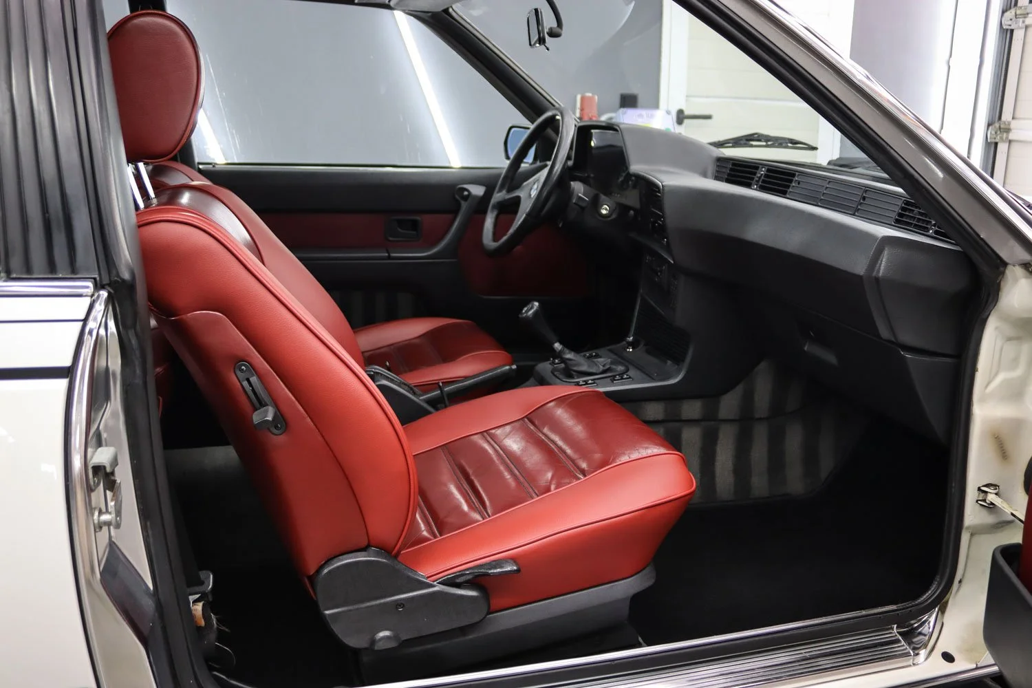 BMW-635-CSI -classics-7.jpg