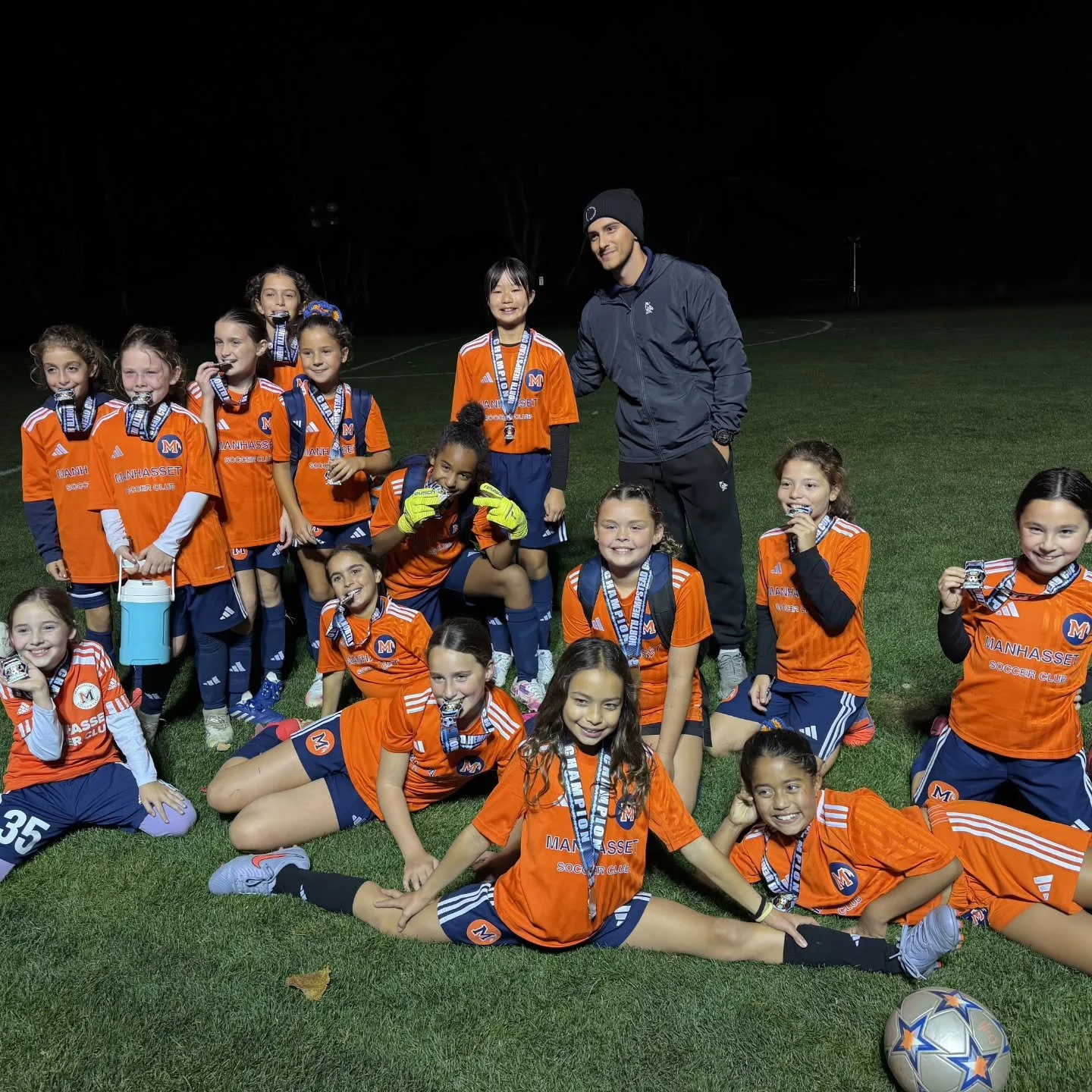 Congratulations to the 2015 Stars and 2014 Lightning for winning the North Hempstead Cup this weekend! They braved the rain and a Nor'easter and didn't back down! Congratulations...now go warm up and dry off!