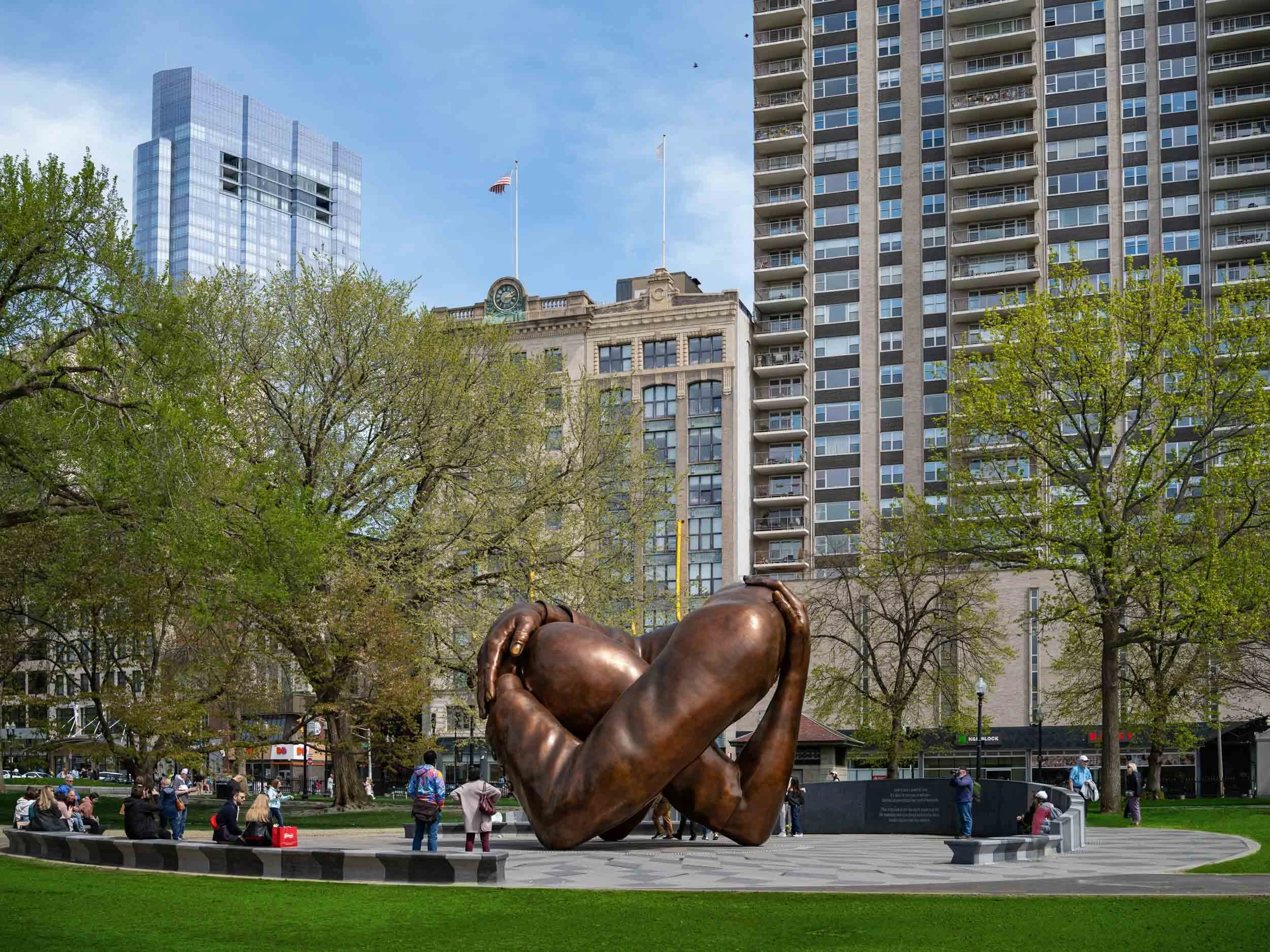 MA_Boston_HankWillisThomas_TheEmbrace_Photographe