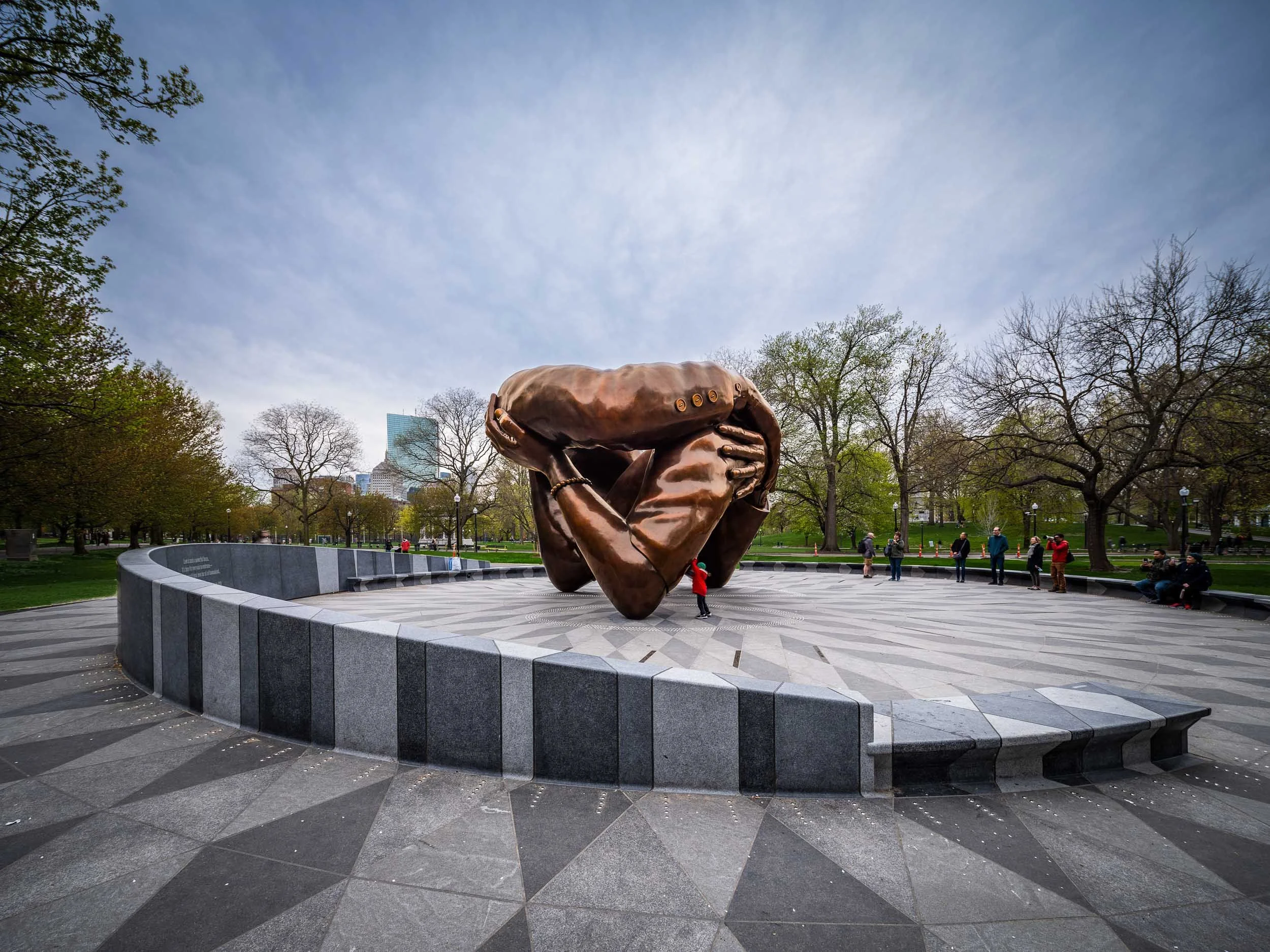 MA_Boston_HankWillisThomas_TheEmbrace_Photographe