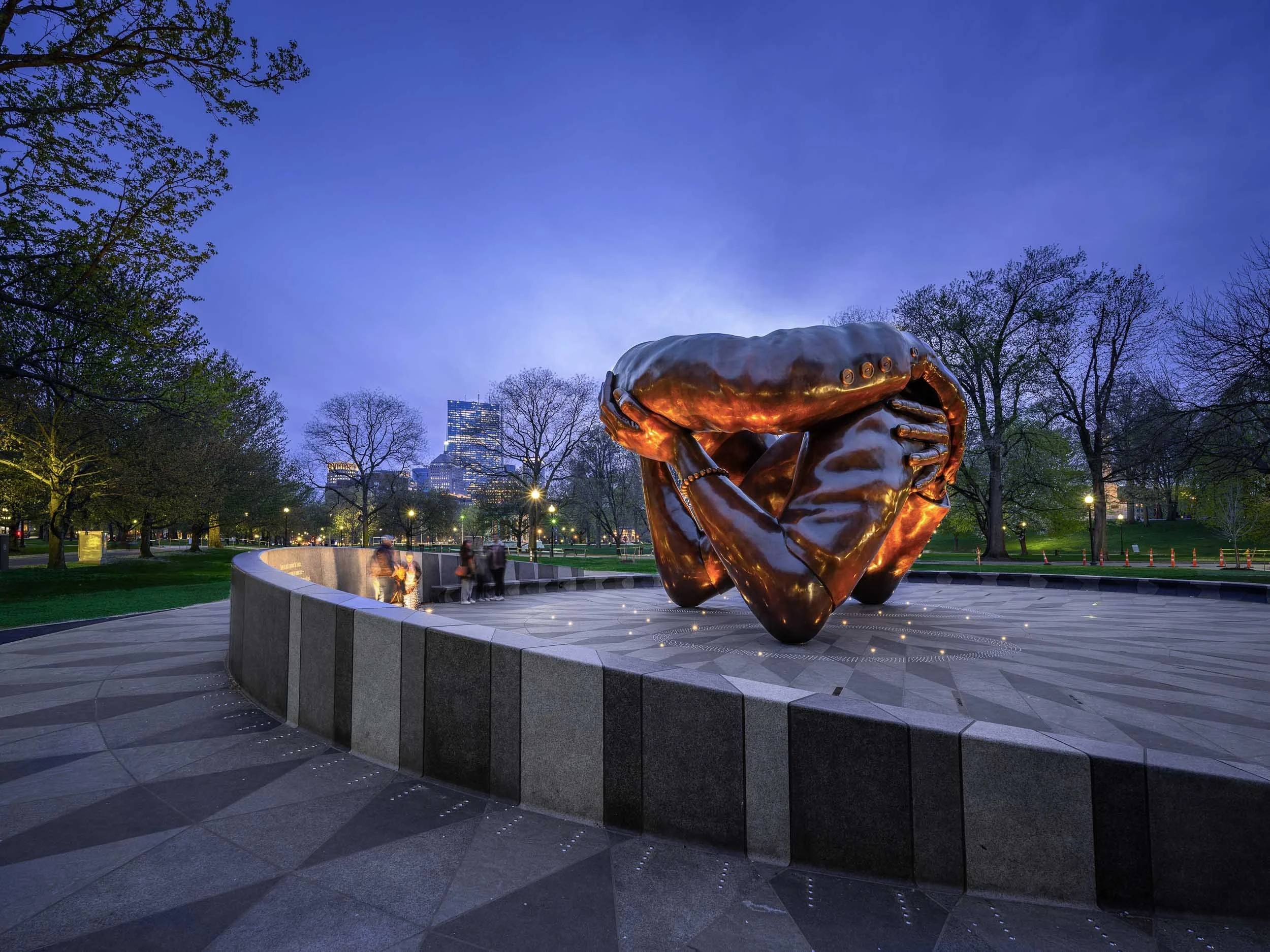 MA_Boston_HankWillisThomas_TheEmbrace_Photographe