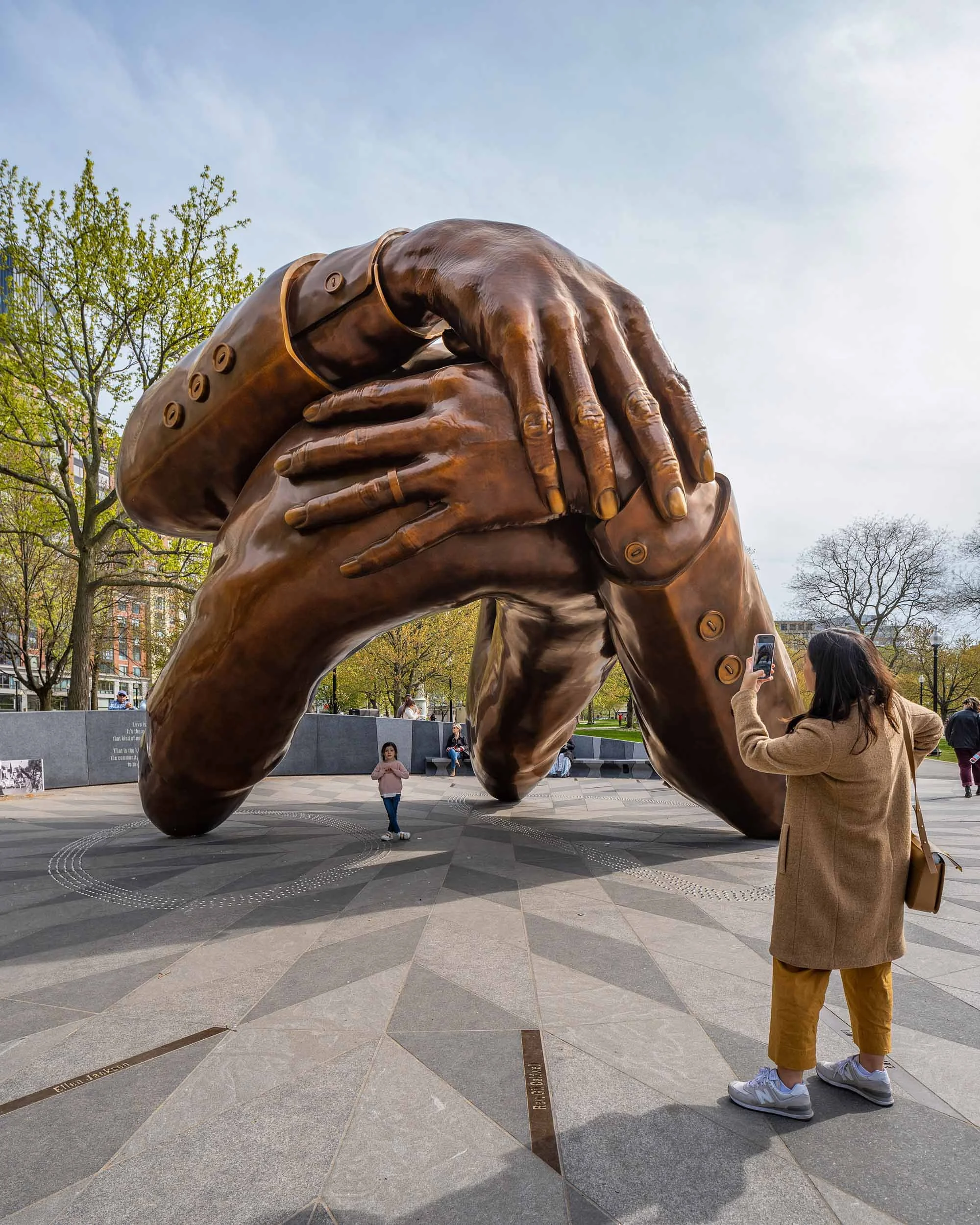 MA_Boston_HankWillisThomas_TheEmbrace_Photographe