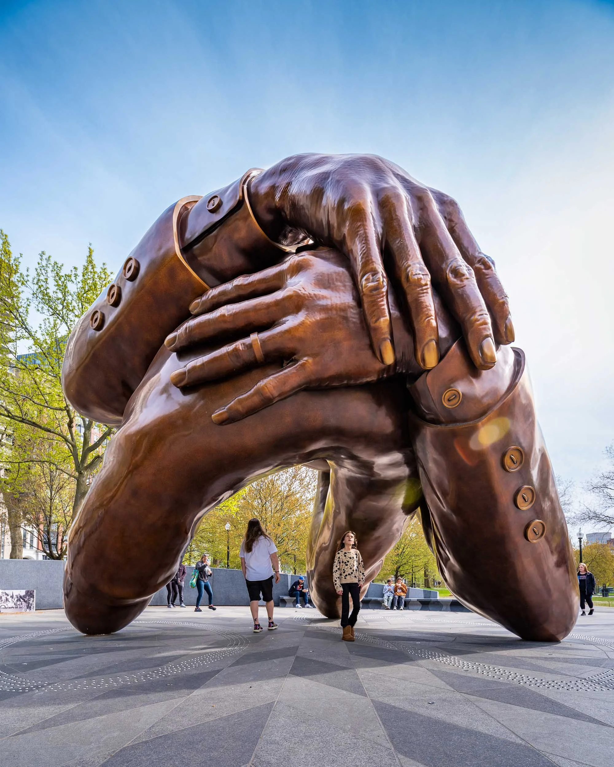 MA_Boston_HankWillisThomas_TheEmbrace_Photographe