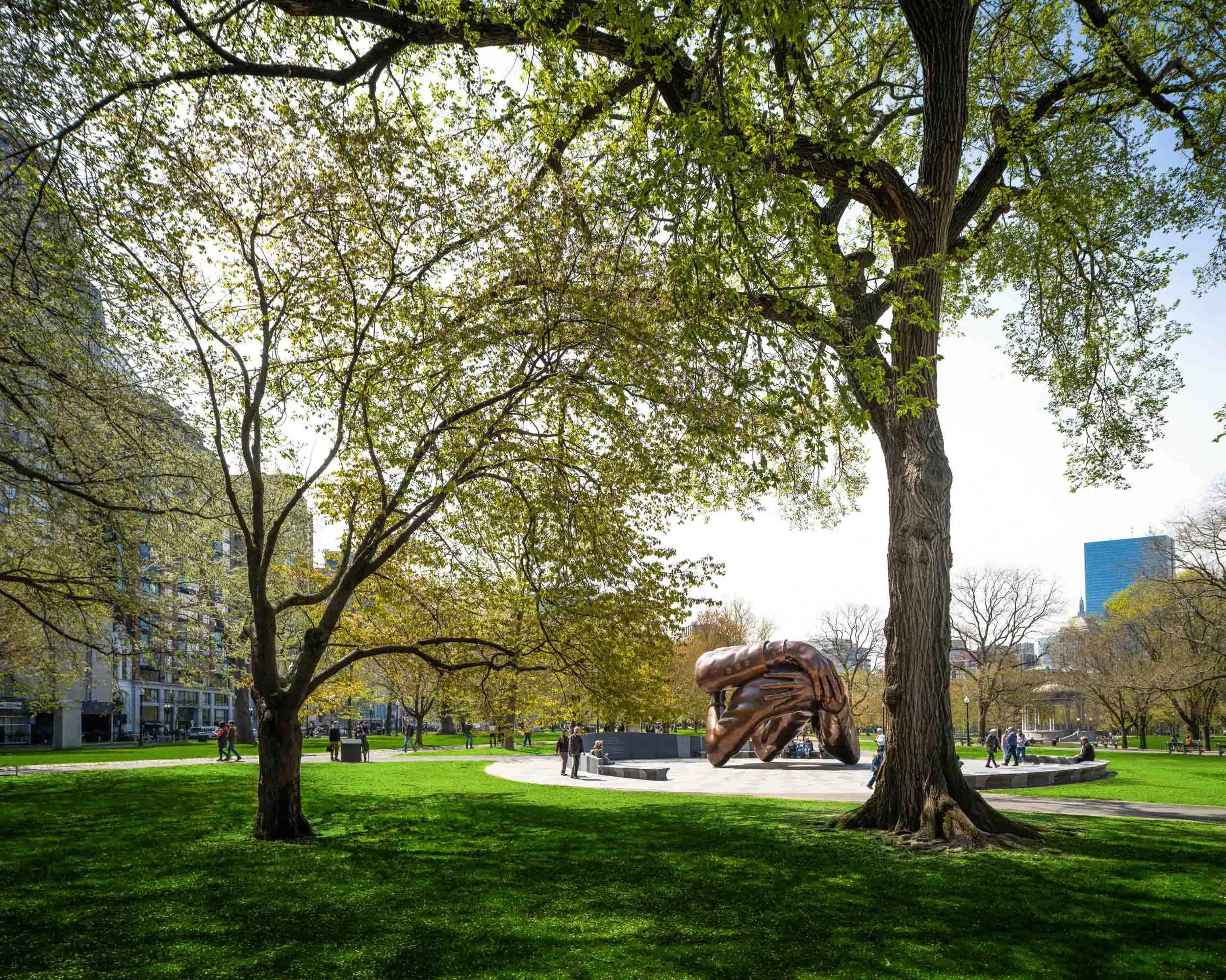 MA_Boston_HankWillisThomas_TheEmbrace_Photographe