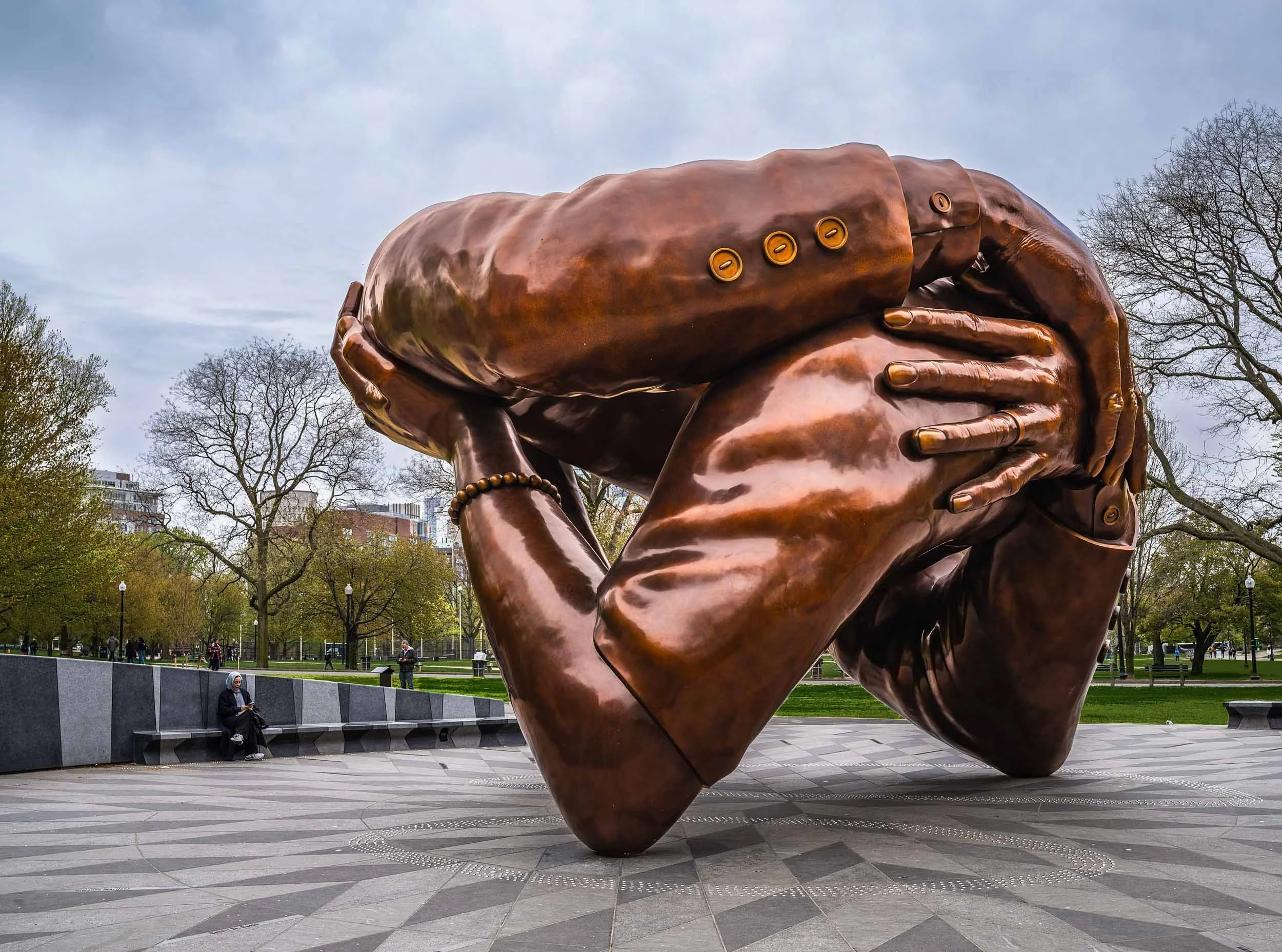 MA_Boston_HankWillisThomas_TheEmbrace_Photographe