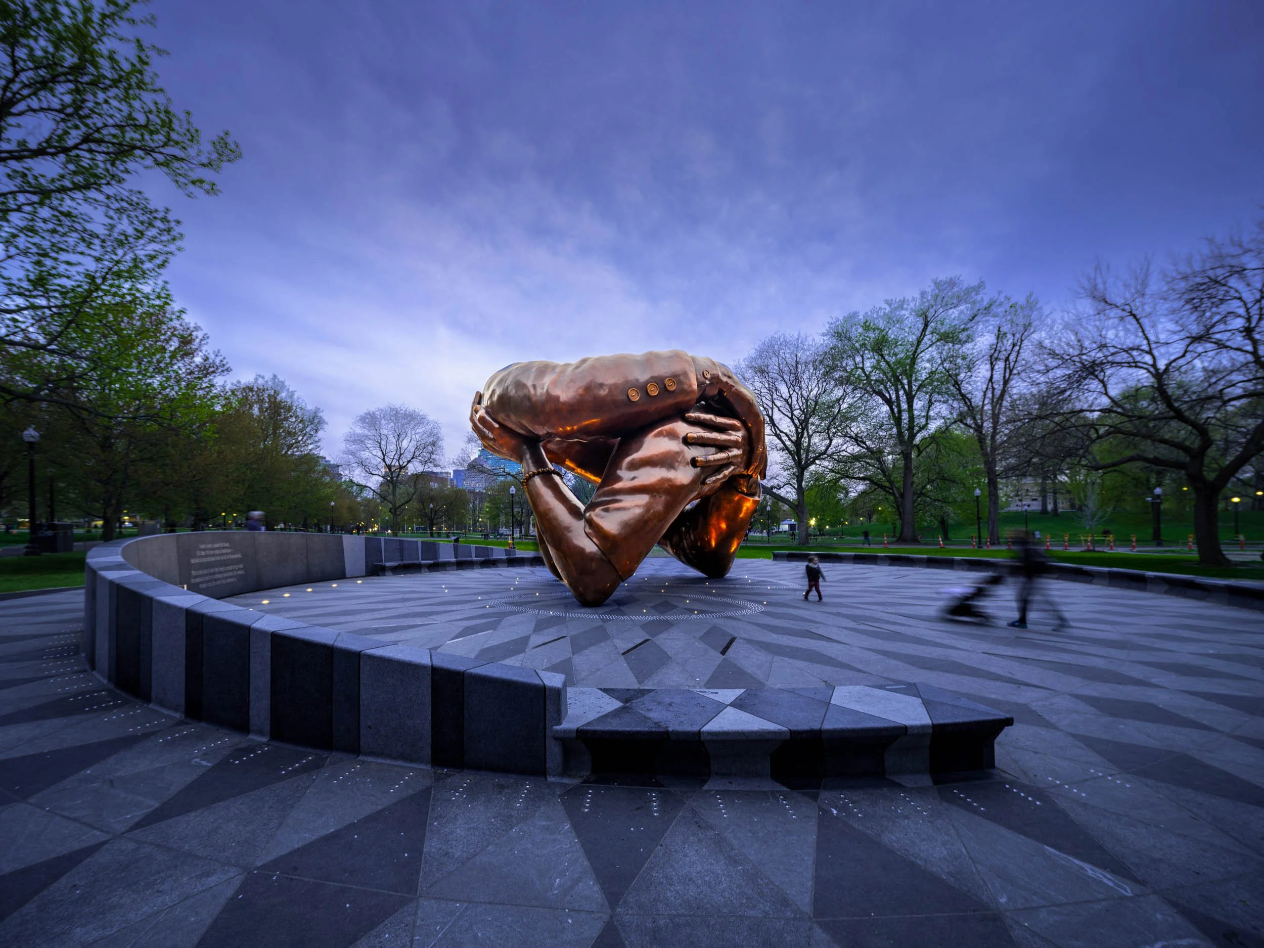 MA_Boston_HankWillisThomas_TheEmbrace_Photographe