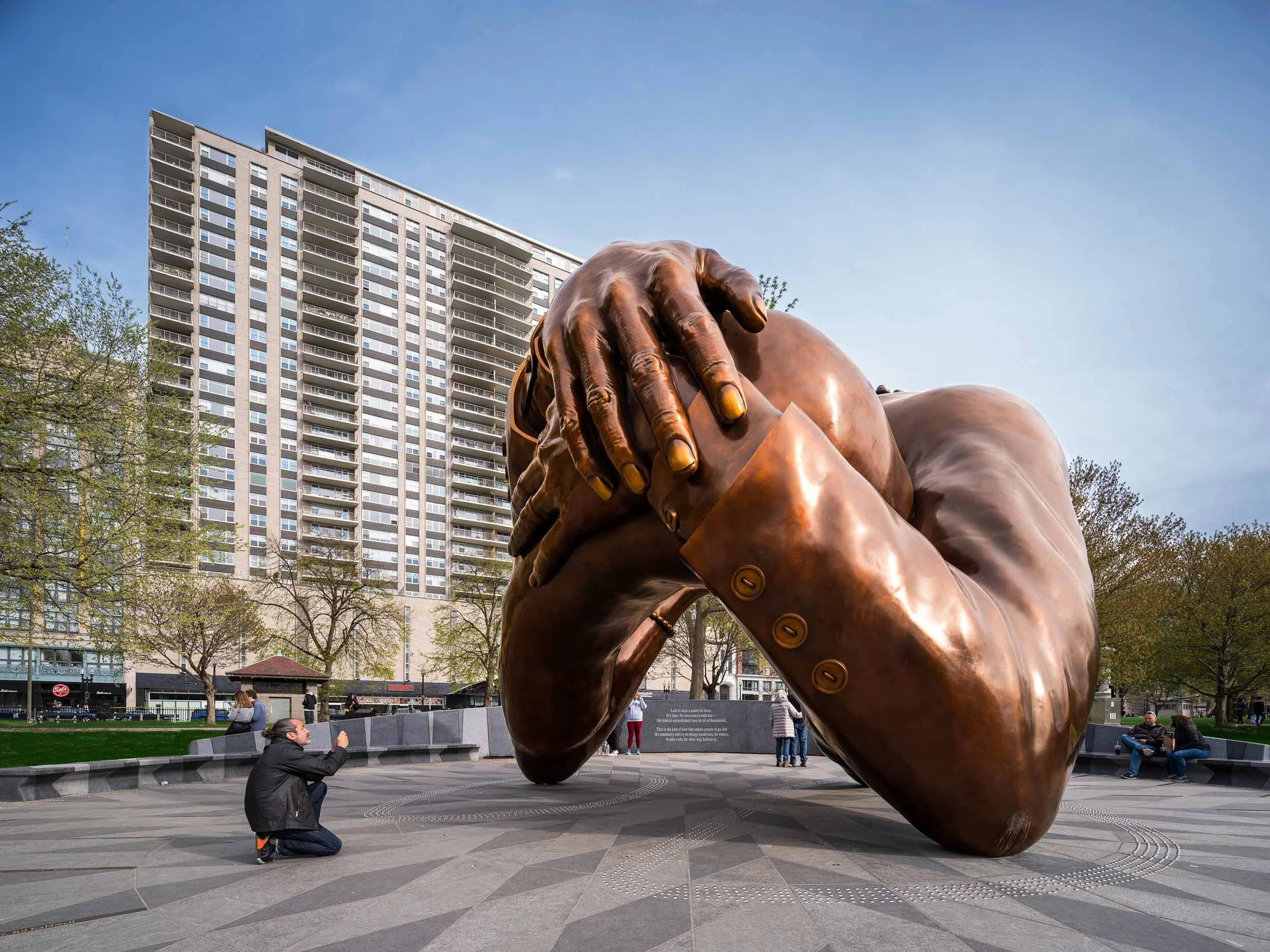 MA_Boston_HankWillisThomas_TheEmbrace_Photographe