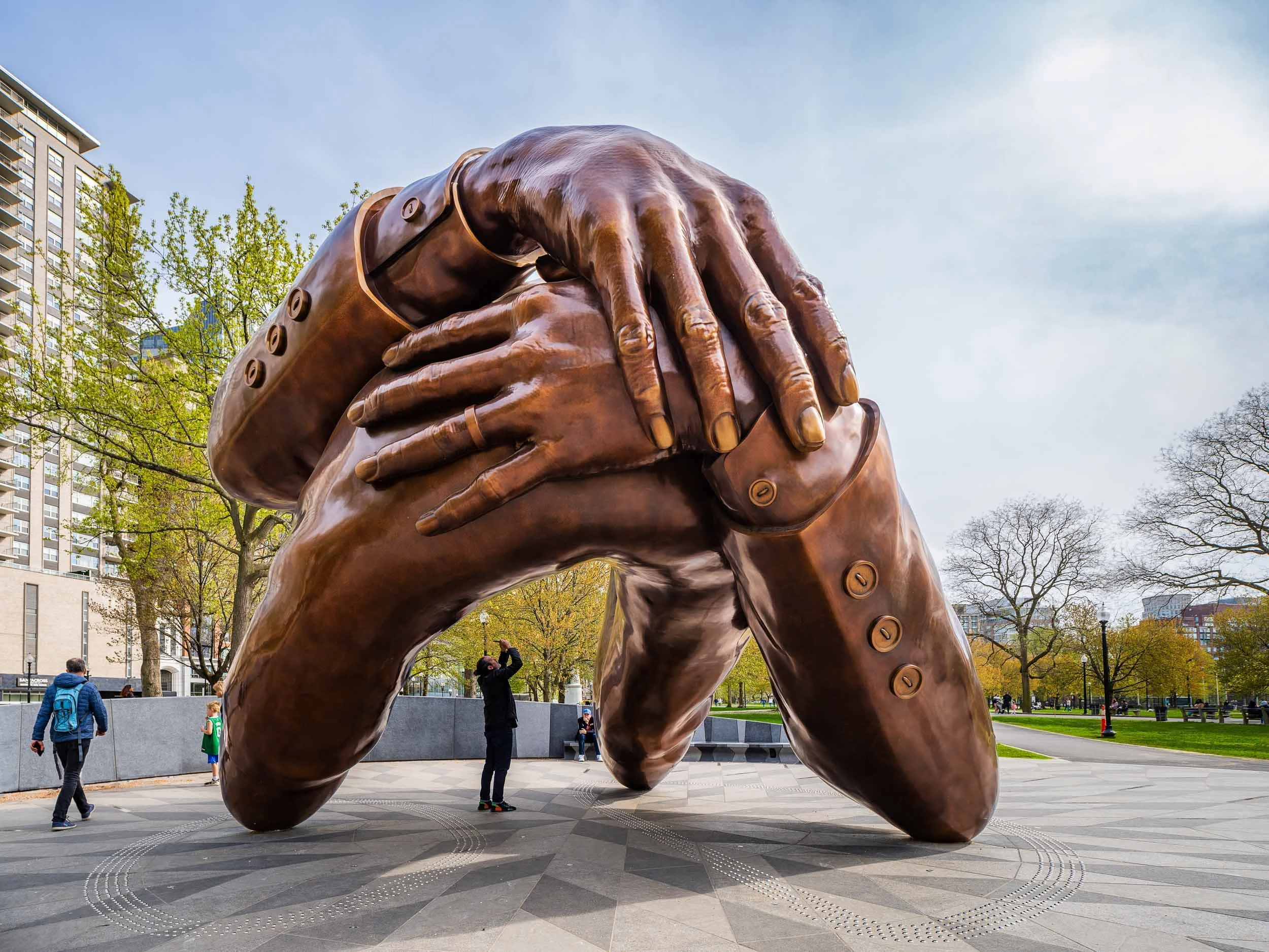 MA_Boston_HankWillisThomas_TheEmbrace_Photographe