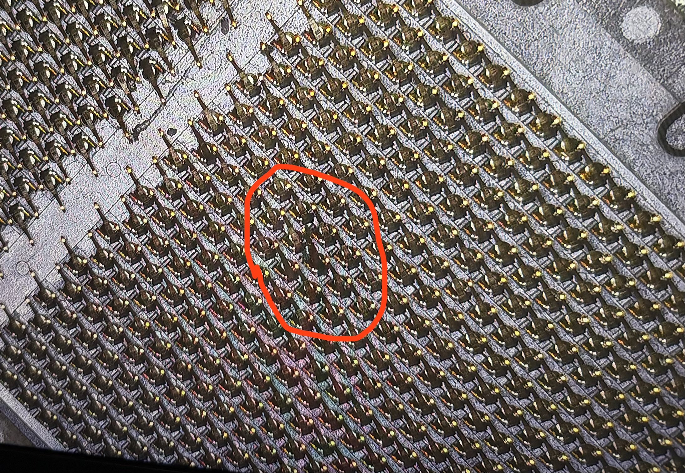 Nahaufnahme eines spezifizierten elektronischen Bauteils mit einer roten Markierung auf einem komplexen Schaltkreis.