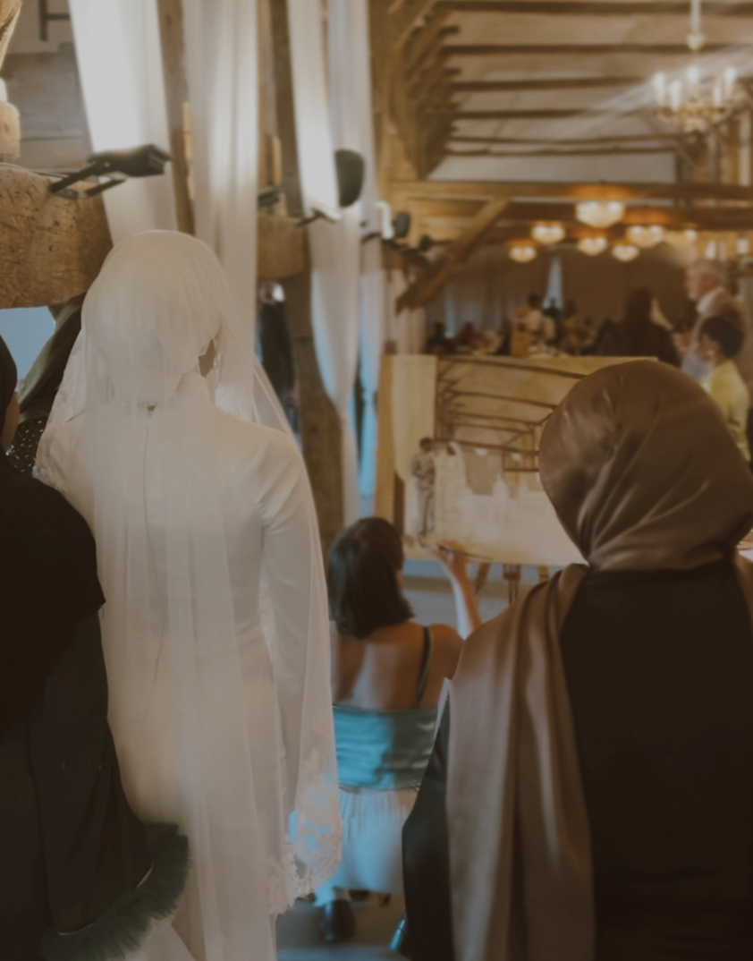 Brud beundrer sit bryllupsmaleri på Møllerup Gods ved Rønde