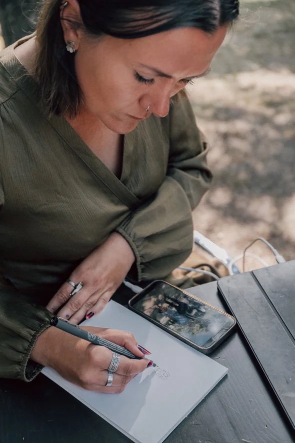 Bryllupskunstner tegner gæsteportrætter til bryllup