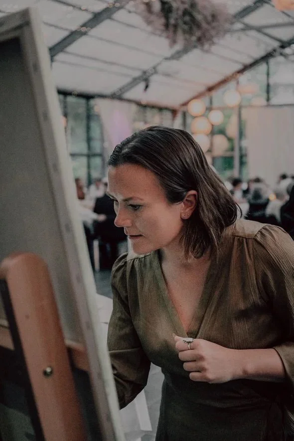 Bryllupskunstner maler live under bryllup