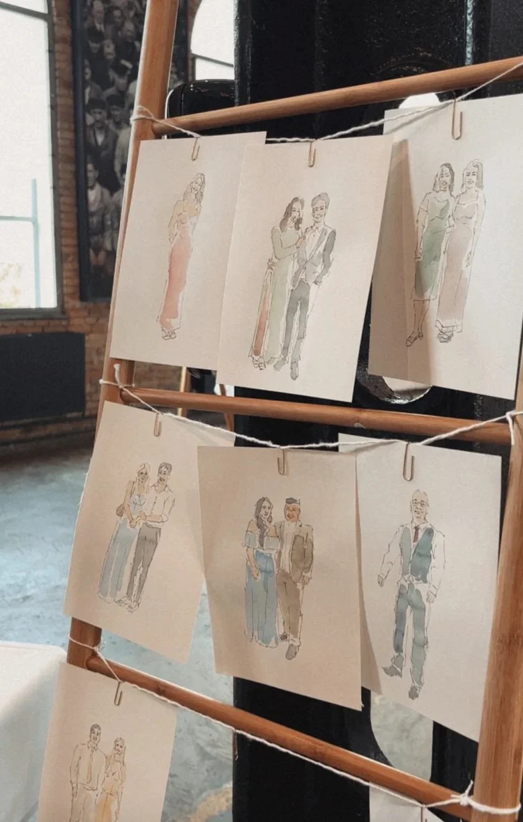 Gæsteportrætter udstillet på stige under bryllup