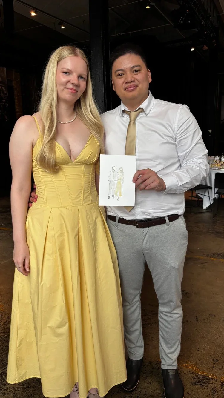 Par holder deres gæsteportræt fra bryllupsfest