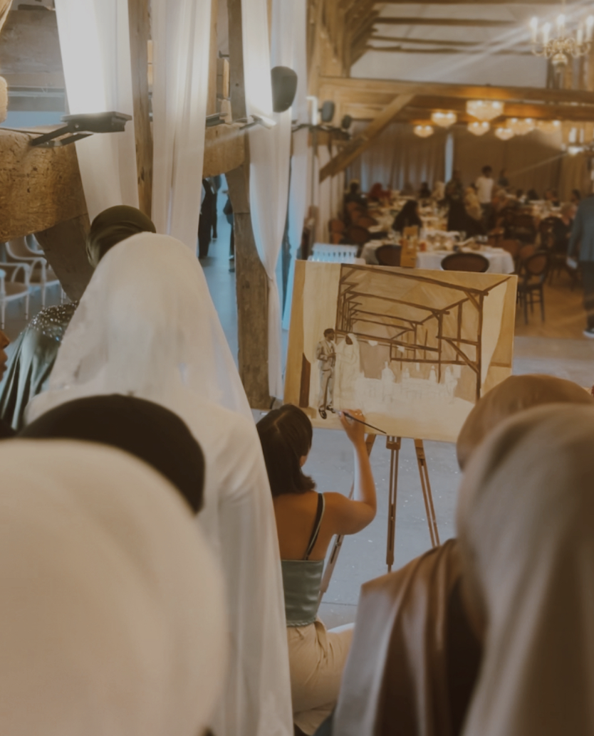 Brud beundrer sit bryllupsmaleri på Møllerup Gods ved Rønde