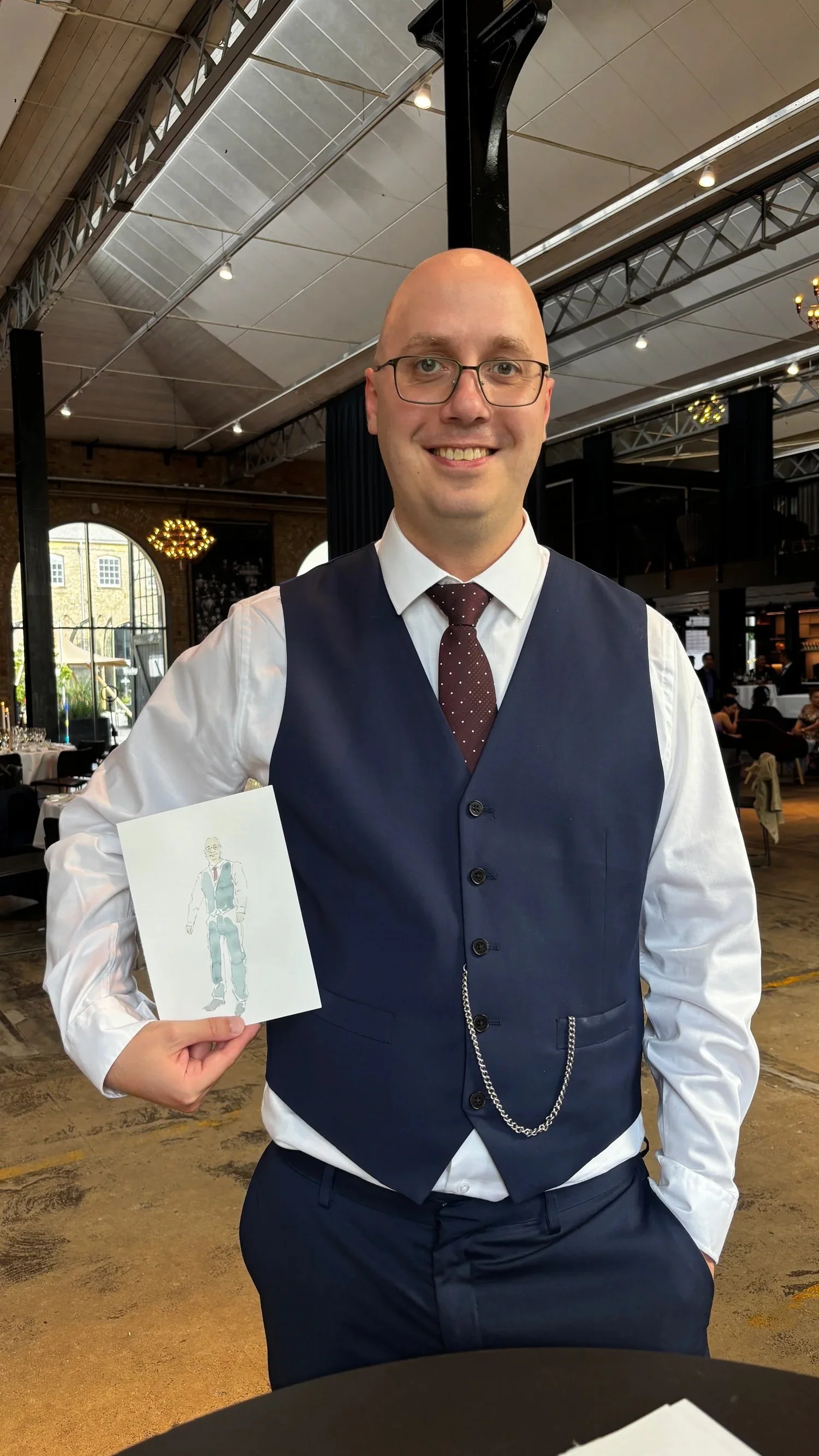 Mand holder sit gæsteportræt tegnet live til bryllup