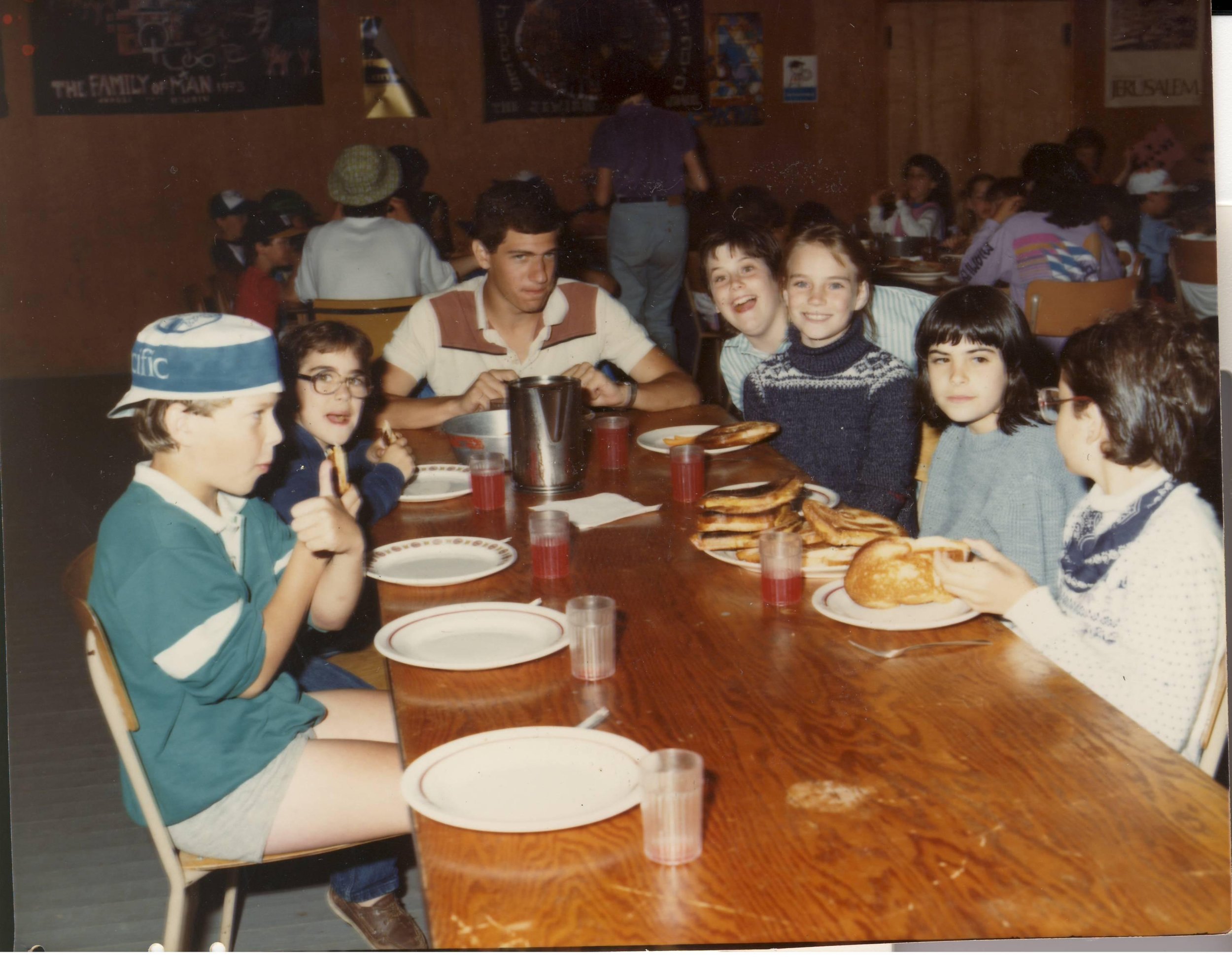 1084 kids eating.JPG