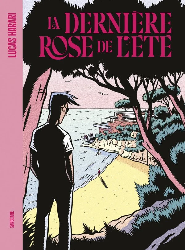 Couverture de bande dessinée intitulée "La Dernière Rose de l'Été" par Lucas Harper, montrant un jeune homme regardant la mer depuis un arbre sur une plage avec une maison et un bateau au loin, en style illustré.