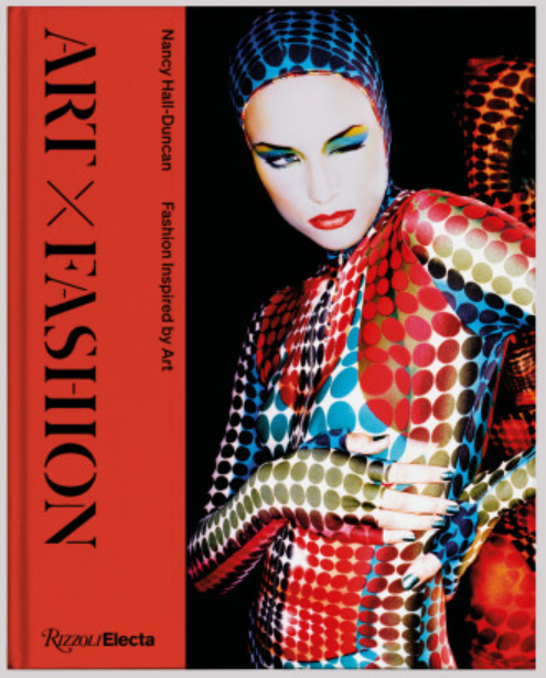 Couverture du livre Mode et Fashion avec une femme portant un vêtement aux motifs colorés, maquillage sophistiqué et un bonnet assorti, avec le titre "ART X FASHION" en rouge et noir, et la mention de Nancy Hall-Duncan.