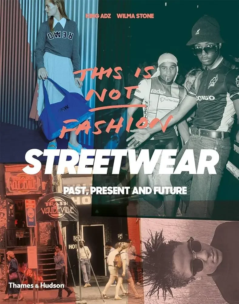 Une couverture de magazine ou affiche sur la mode urbaine, représentant différents styles de vêtements de rue à différentes périodes, avec du texte en français "CE N'EST PAS DE LA MODE" et en anglais "PAST, PRESENT AND FUTURE".