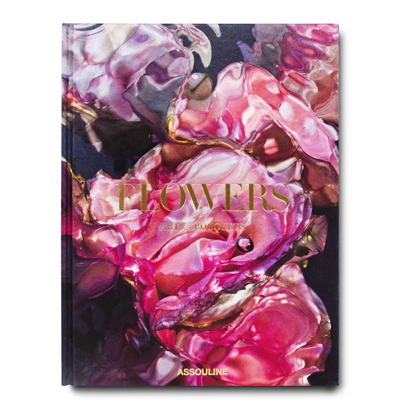 Couverture d'un livre illustrée de fleurs roses et violettes avec du texte doré. 