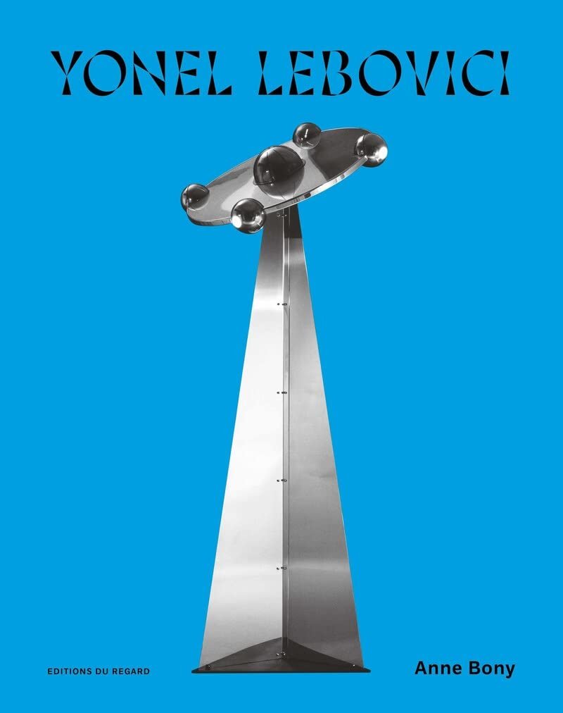 Couverture de livre bleue avec une sculpture moderne en métal représentant une forme géométrique abstraite.