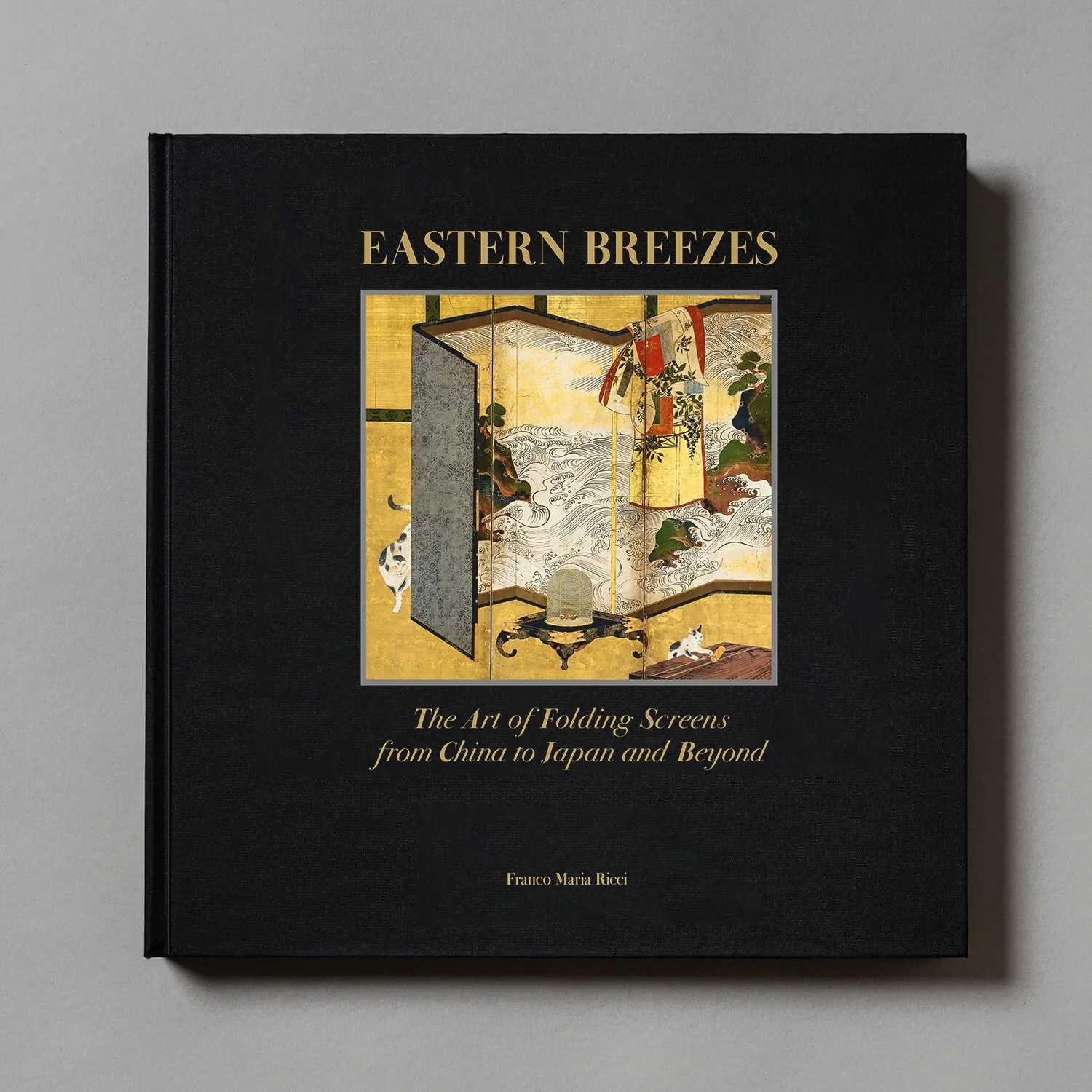 Couverture d'un livre intitulé 'Eastern Breezes'. Le sous-titre indique 'L'art des écrans pliants de la Chine au Japon et au-delà'. L'auteur est Franco Maria Ricci. La couverture présente une illustration d'un écran pliant avec un design japonais tra