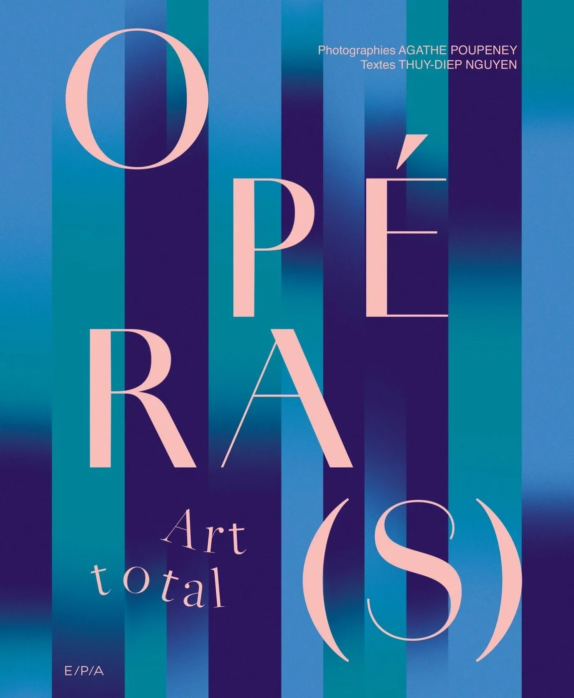 Couverture d'un livre avec un fond bleu à rayures et le titre en grands caractères roses : "O p e r  R A (S)". En haut à droite, il y a les noms de photographes et d'auteurs.