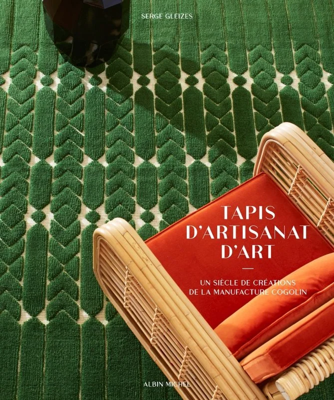 Couverture d'un livre intitulé "Tapis d'artisanat d'art" avec un tapis vert à motifs géométriques et une chaise en rotin avec coussin orange.