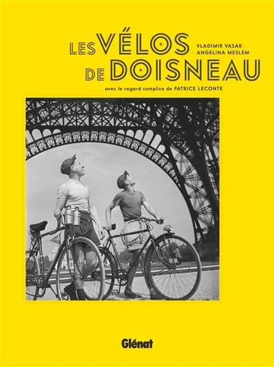 Couverture d'un livre intitulé "Les vélos de Doinseau" avec une image en noir et blanc d'un homme et une femme avec leurs vélos sous la tour Eiffel.