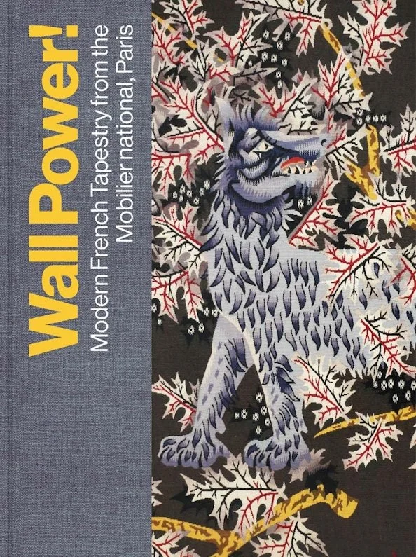 Couverture d'un livre intitulé « Wall Power! » avec une illustration d'un chien stylisé entouré de feuilles d'automne rouges, blanches et dorées sur fond noir.