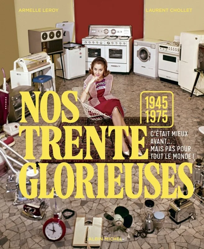 Couverture de livre montrant une femme assise dans une pièce remplie d'appareils électroménagers anciens, avec des objets divers au sol, et le titre en gros caractères jaunes.