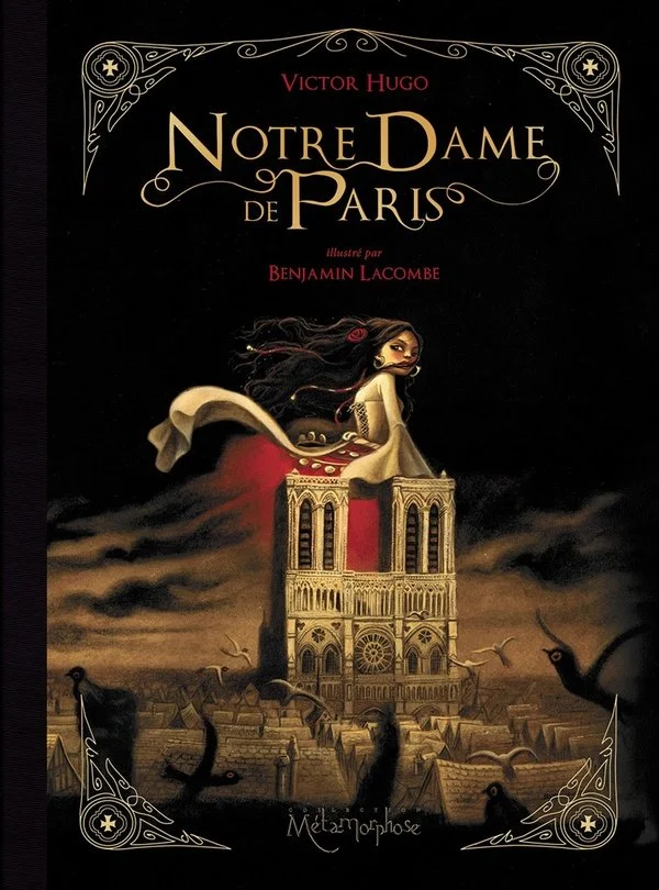 Couverture du livre 'Notre Dame de Paris' illustrée par Benjamin Lacombe, montrant la cathédrale Notre Dame sous un ciel sombre avec une jeune femme en robe blanche et cheveux longs flottant au vent, assise sur la tour, entourée de corbeaux et de ser