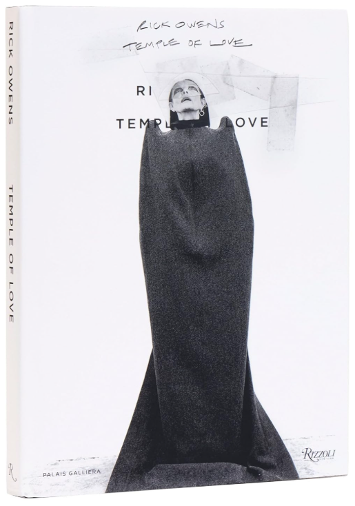 Couverture d'un livre présentant une femme en manteau noir flottant, avec texte en haut et en bas, livre intitulé "Temple of Love" par Rick Owens.