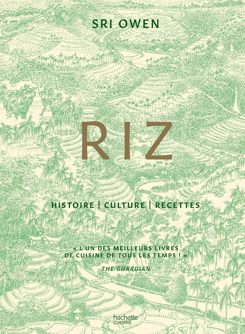 Couverture d'un livre intitulé 'Riz' par Sri Owen, avec un dessin en vert de paysages avec des rizières et des temples. Texte en français mentionnant histoire, culture, recettes et un avis du Guardian.