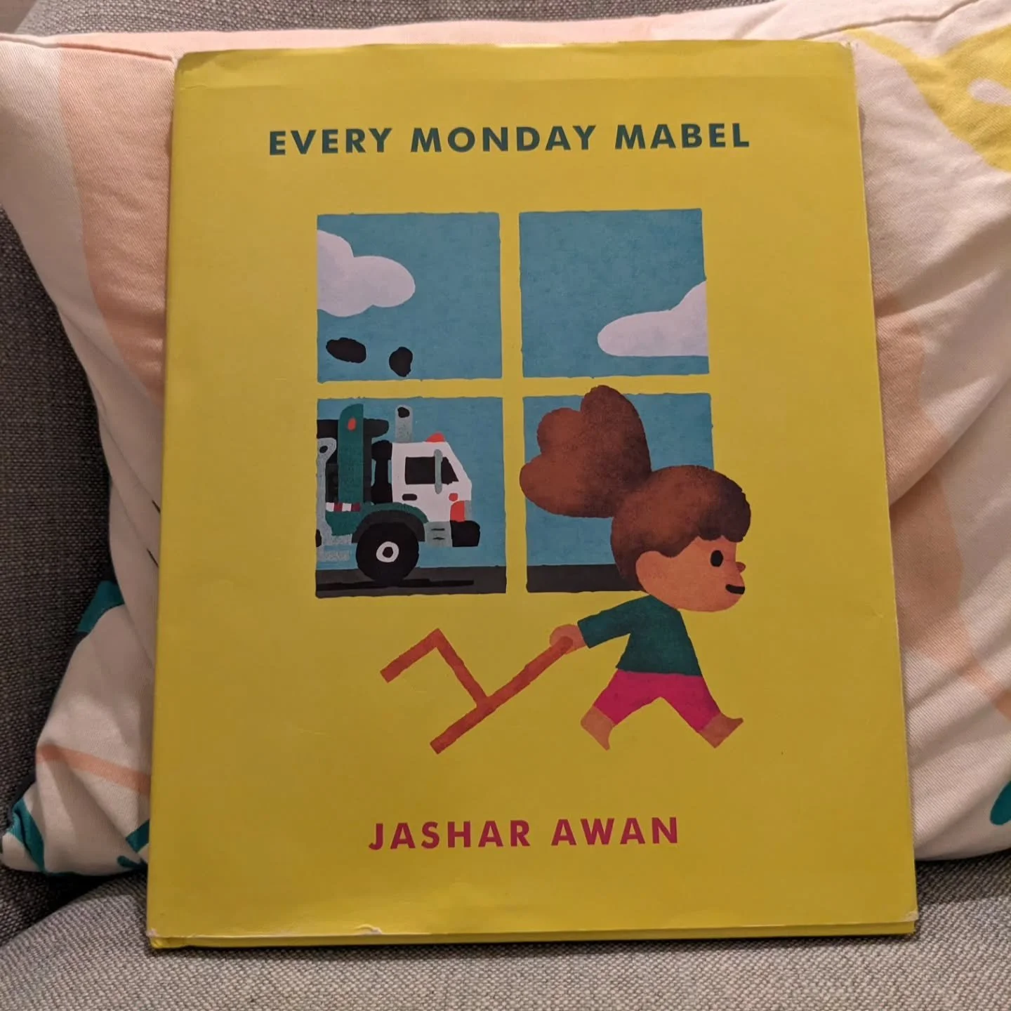 The latest toddler bedtime mix! We've been slowly getting into longer books (yay!!), though we still love a board book. 

1. Every Monday Mabel by @jasharawan - this book!! We've read it twice a day (minimum) since Christmas. My toddler and 7 year ol