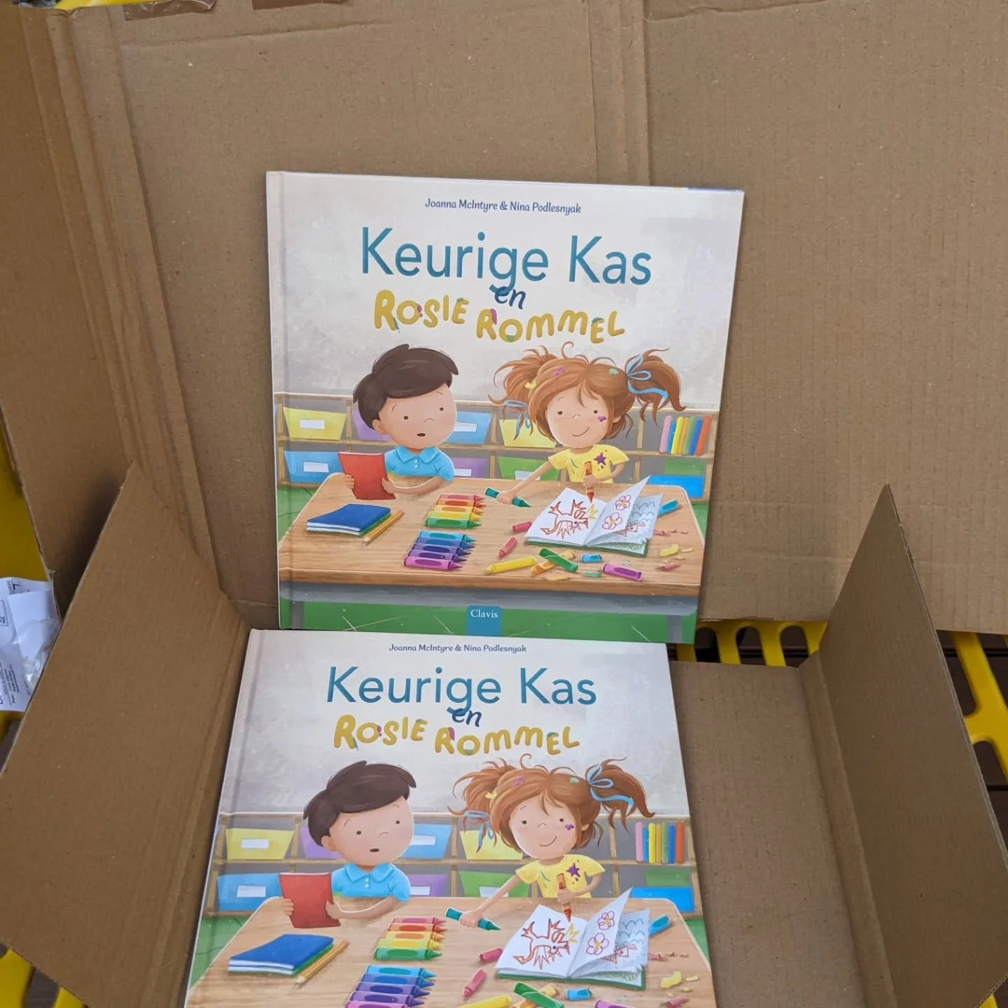 Happy book birthday to this little Dutch baby!! 🇳🇱 🎉🎂

Keurige Kas en Rosie Rommel is here, for all you lucky Dutch speakers! Illustrated by the incredible @storyincolors, it's a must read for kids who need things "just so", or anyone w