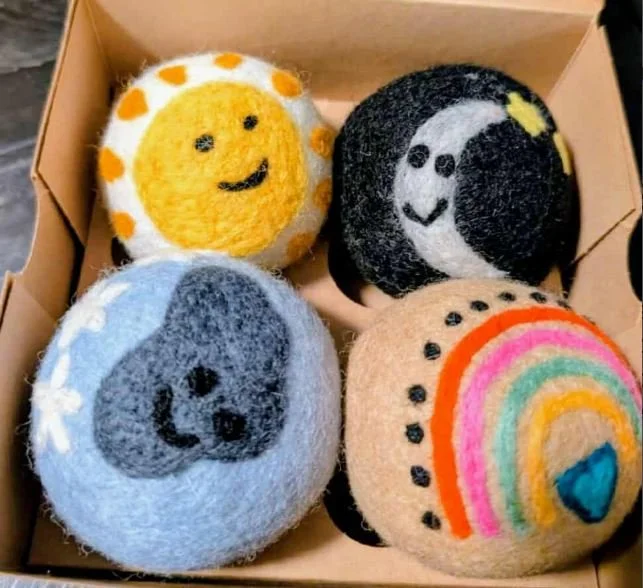 Lauras EcoShop
Eco-friendly reusable paperless towels & dryer balls.