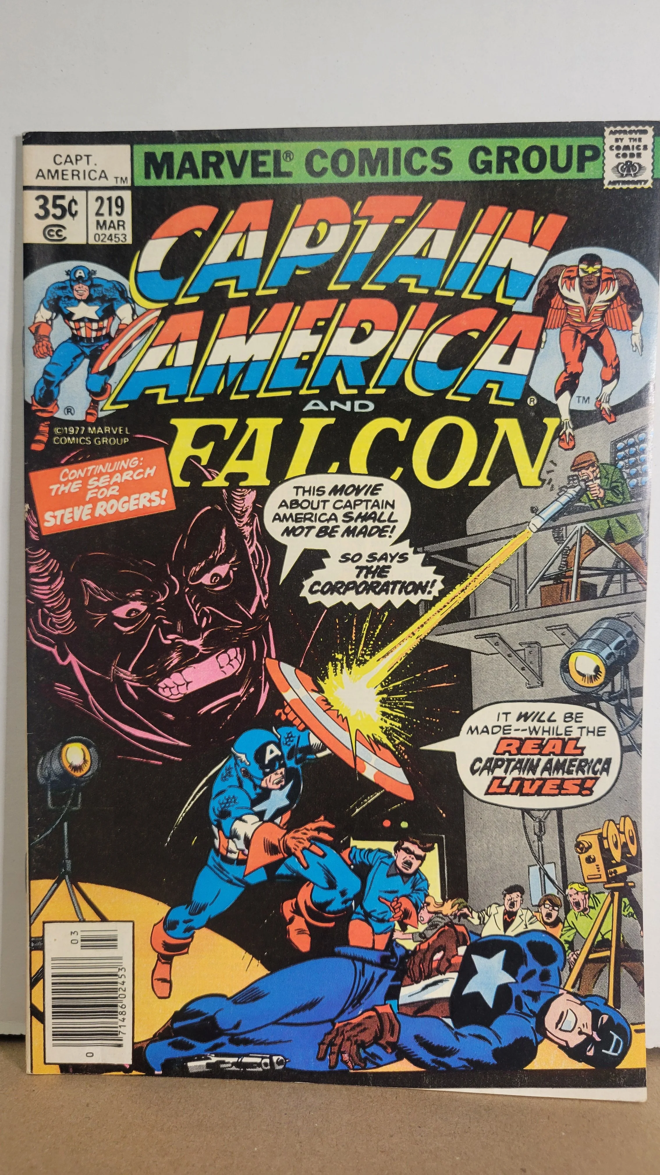 Captain America 219 Falcon, Continuing: The Search for Steve Rogers! 1977 Marvel Comics
