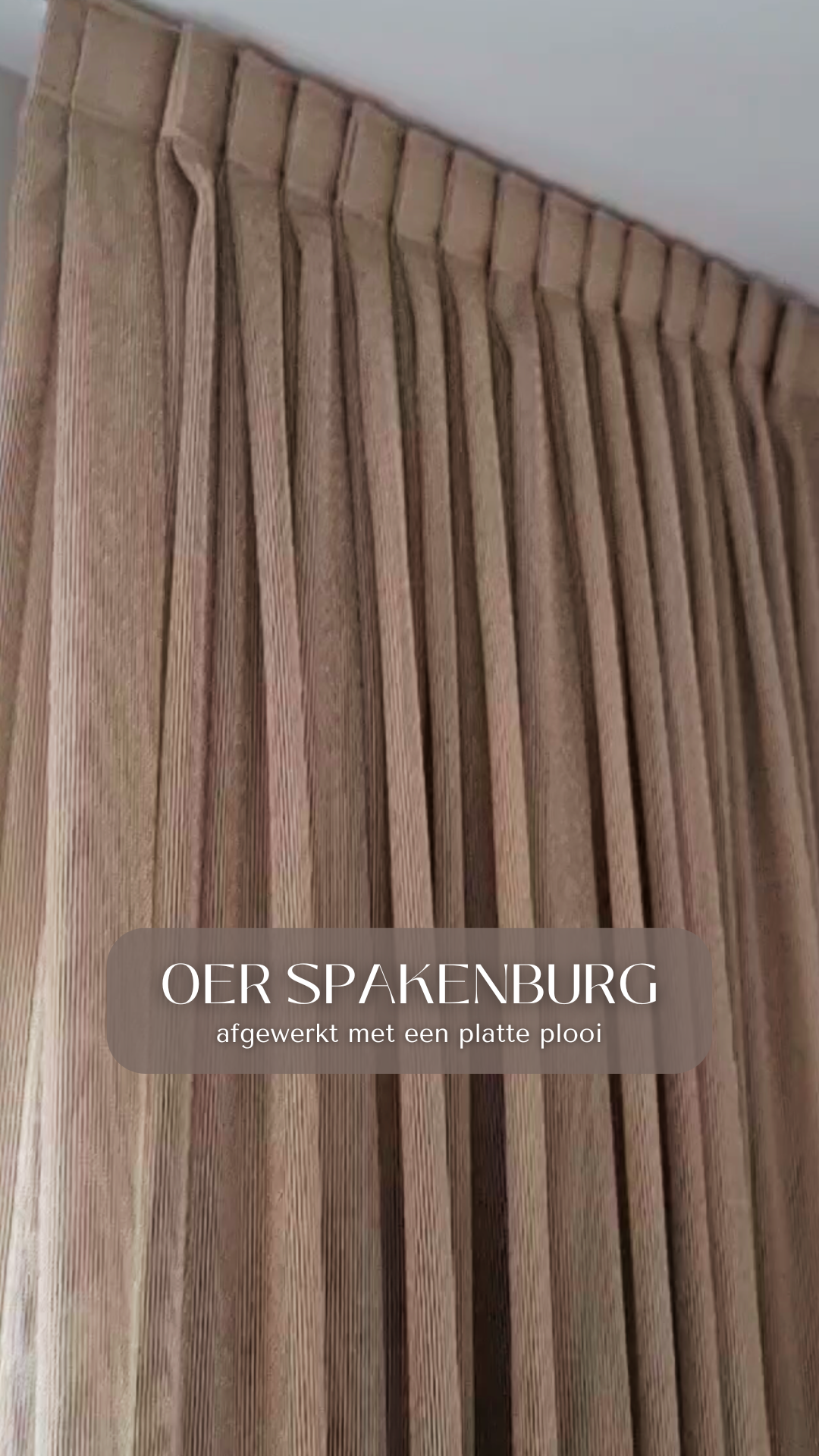 Wooden slatted wall with vertical lines, with text overlay in Dutch reading 'OER SPIKENBURG afgewerkt met een platte plooi'.