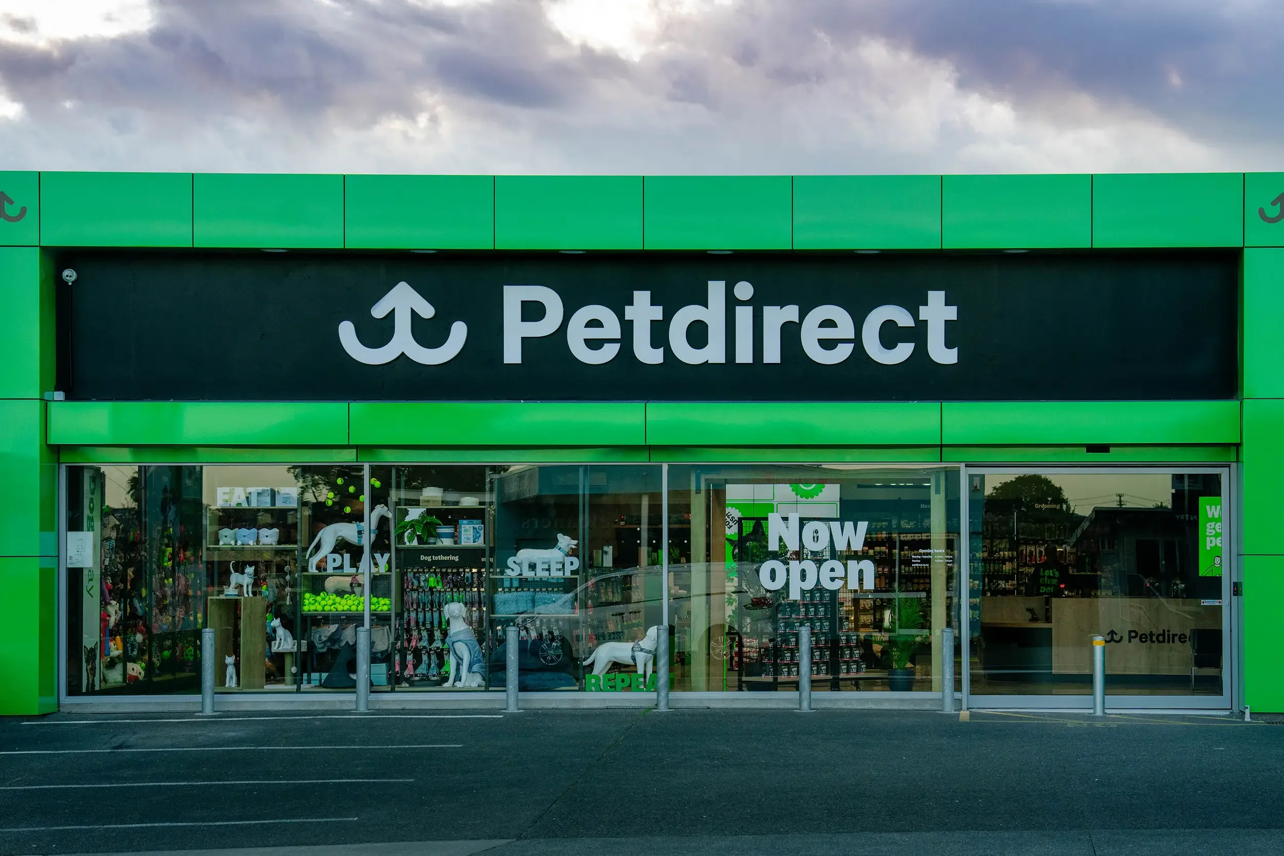 Petdirect physical store design and storefront