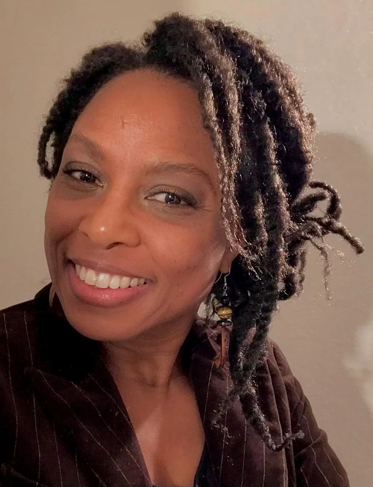 Portrait de Manzèle Cléo, auteure francophone de Crépuscul'HAIR