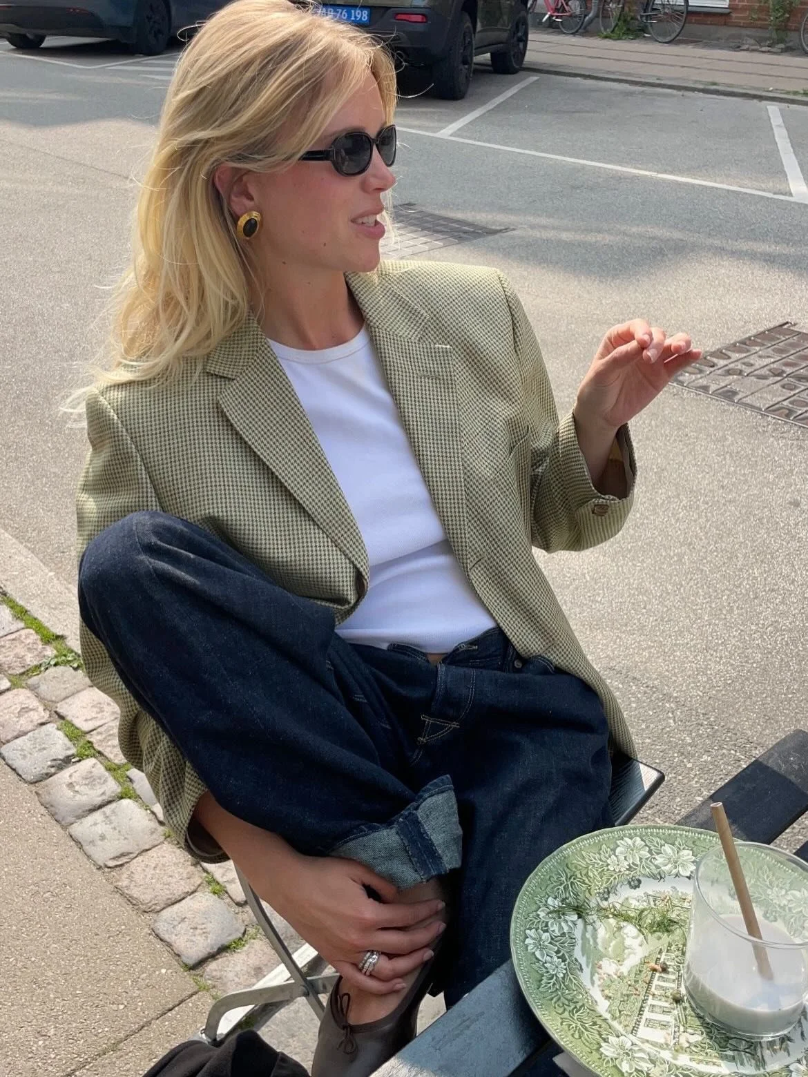 The current fashion inspiration: minimal, layered, chic with a pop of red 🌀