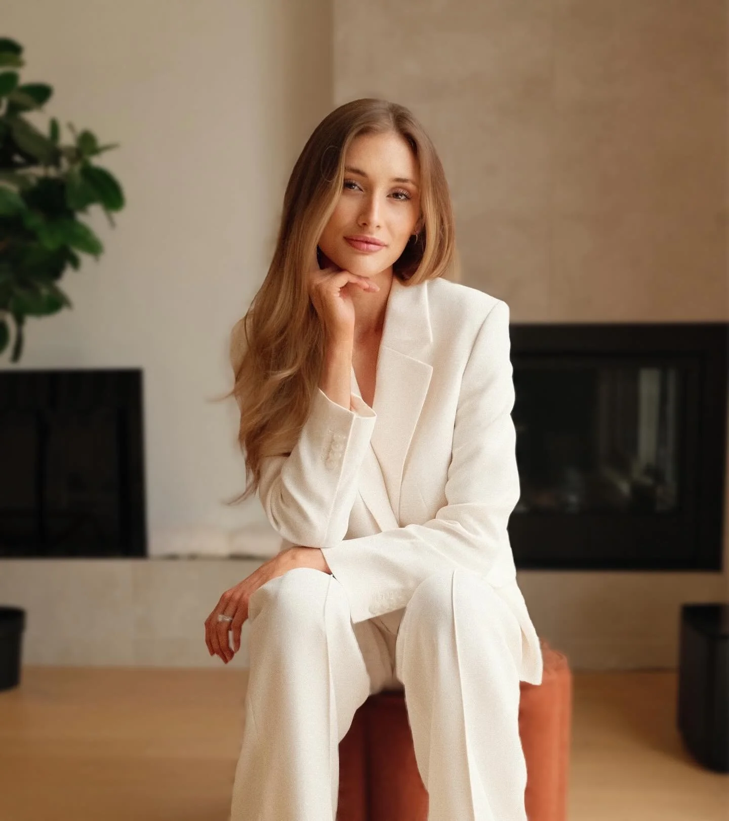 Hi, I&rsquo;m Elizabeth, the creator of Skin by Elizabeth Harris.

I&rsquo;ve always been drawn to the details of skin-texture, tone, and the way small changes can make big overall differences. 

I specialize in results-driven treatments, blending fa