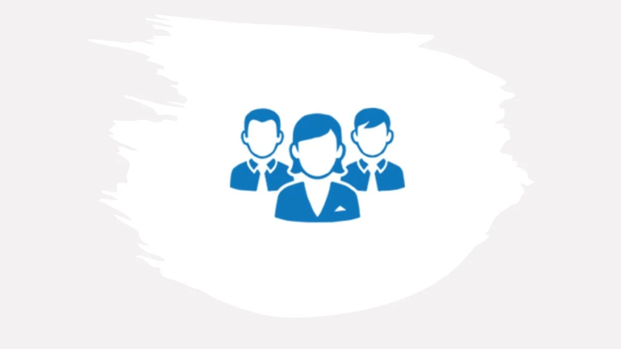Icono de tres personas con trajes, representando un grupo o equipo.