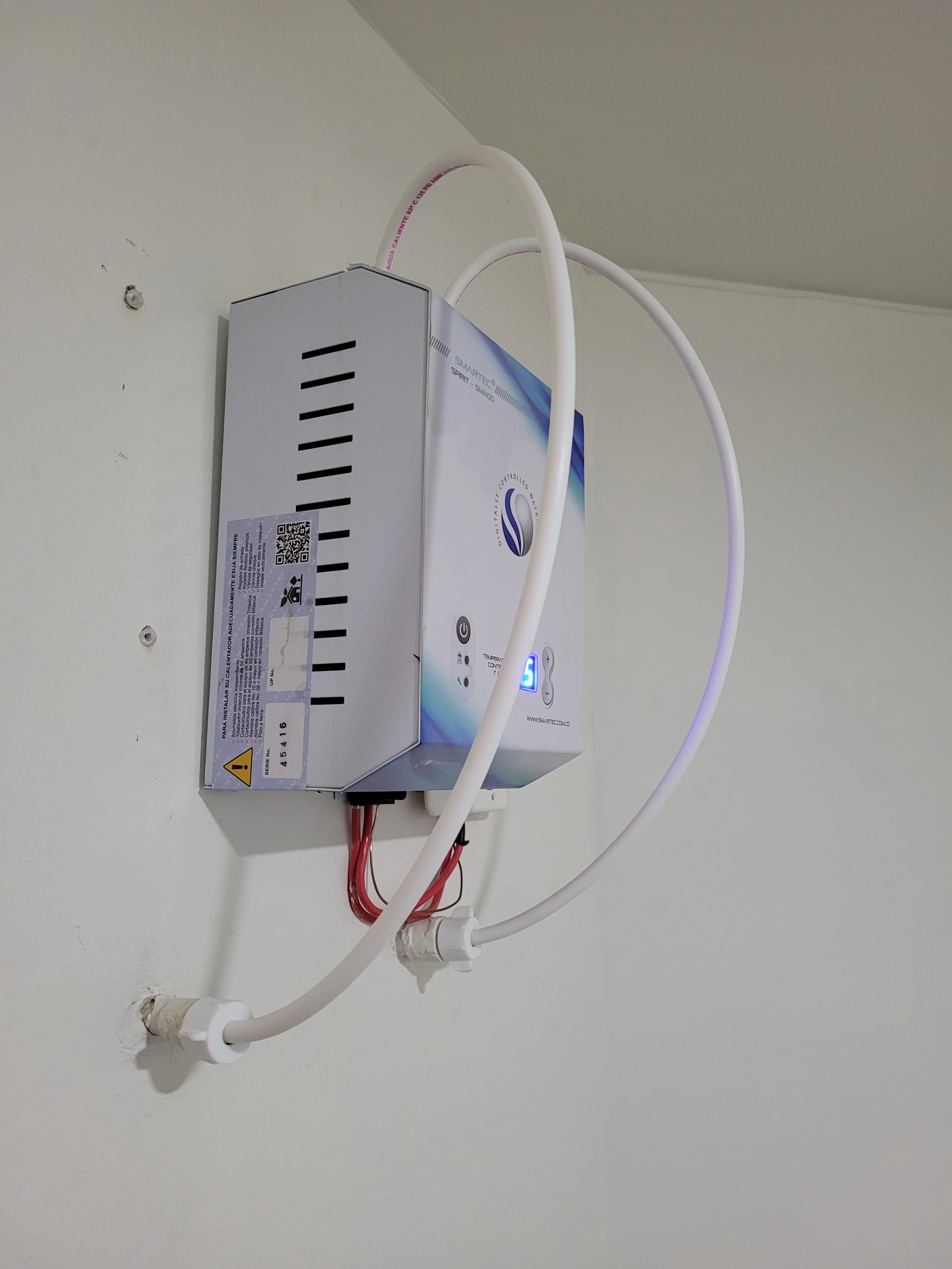 Sistema de calificación de energía con cables conectados a la pared