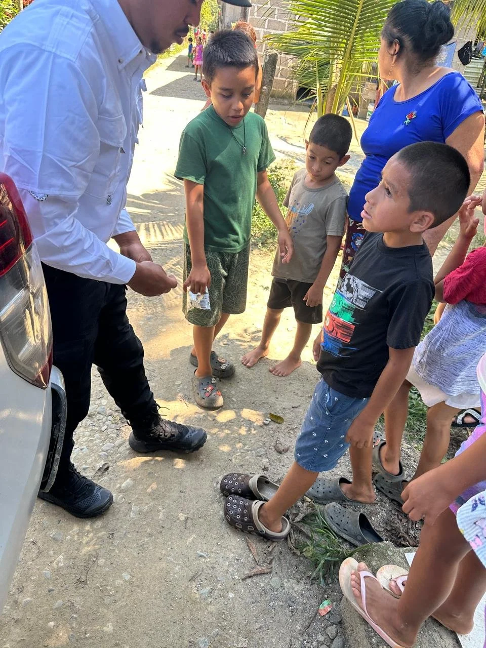 Donación de calzado a niños.