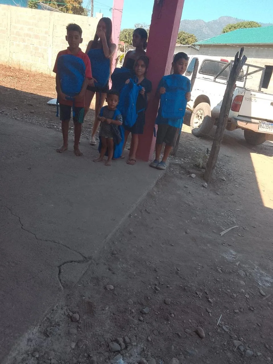 Donación de 150 kits escolares para niños de primaria a secundaria.